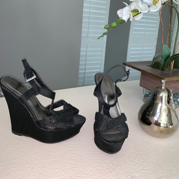 BAMBOO Shoes - Black satiny platform wedges